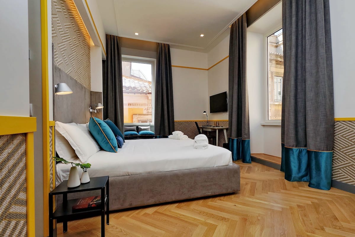 Habitación Deluxe, vista a la ciudad | 1 habitación, sábanas de algodón egipcio y ropa de cama de alta calidad