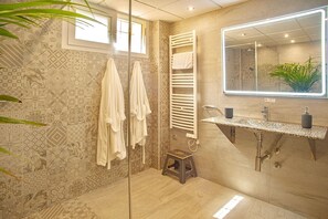 Villa, Multiple Beds | Bathroom | Separate bathtub and shower, deep-soaking bathtub, hair dryer, towels - Albatros Villa La Manga Club Golf Resort (Cartagena)