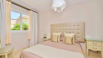 4 bedrooms, iron/ironing board, free WiFi, bed sheets