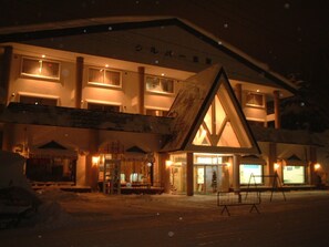 Front of property – evening/night - Sports Hotel SILVER SHIGA (Yamanouchi)