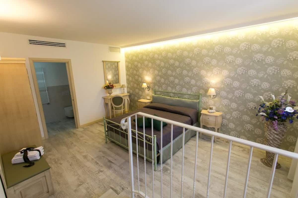 Triple Room | Minibar, in-room safe, desk, soundproofing