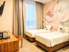 Deluxe Double or Twin Room | Desk, bed sheets - Hotel Moloka’I Morotai (Morotai Island)