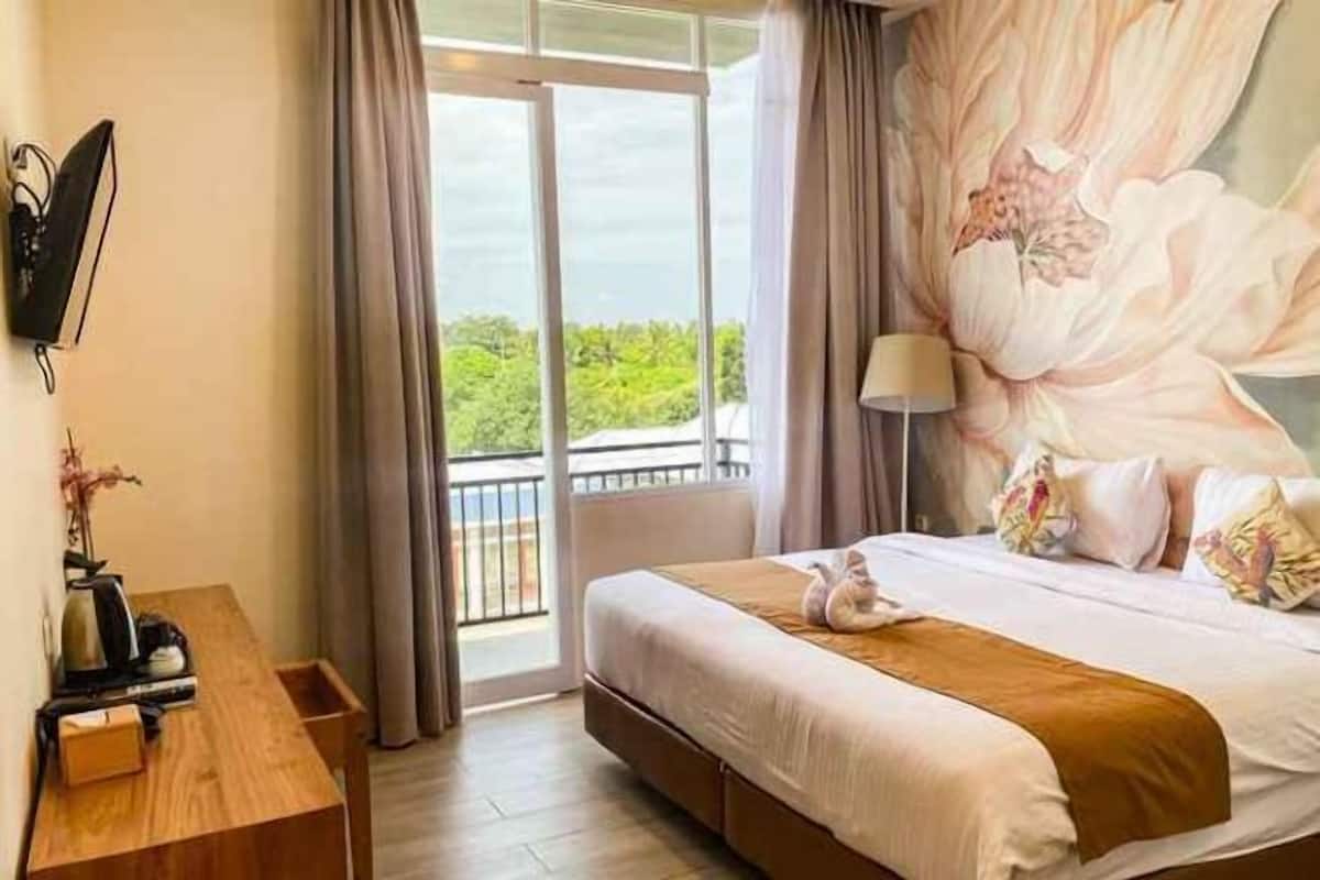 Escrivaninha, roupa de cama