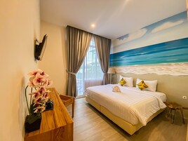 Quarto casal ou duplo luxo | Escrivaninha, roupa de cama