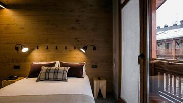 In-room safe, blackout drapes, soundproofing, free WiFi