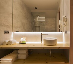 Een douche, een regendouche, gratis toiletartikelen, een haardroger