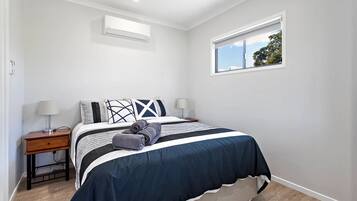 Standard Cabin (Bunya) | Individually decorated, individually furnished, soundproofing