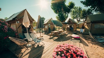 Eenvoudige tent | Luxe beddengoed, donsdekens, individueel gemeubileerd