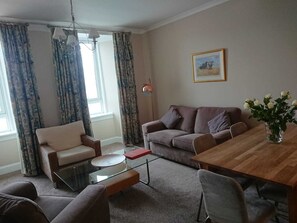 Flat-screen TV - Kings Arms Holiday Apartments (Oban)