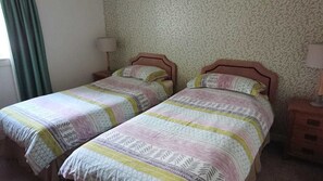 Apartment | 2 bedrooms, iron/ironing board, WiFi (free), individually decorated - Kings Arms Holiday Apartments (Oban)