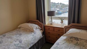 2 bedrooms, iron/ironing board, WiFi (free), individually decorated - Kings Arms Holiday Apartments (Oban)