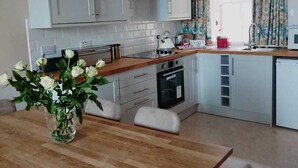 Fridge, microwave, oven, stovetop - Kings Arms Holiday Apartments (Oban)