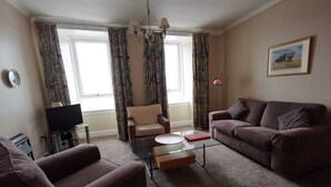 Flat-screen TV - Kings Arms Holiday Apartments (Oban)