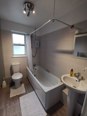 Combined shower/tub, free toiletries, hair dryer, towels