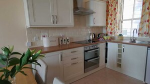 Fridge, microwave, oven, stovetop - Kings Arms Holiday Apartments (Oban)