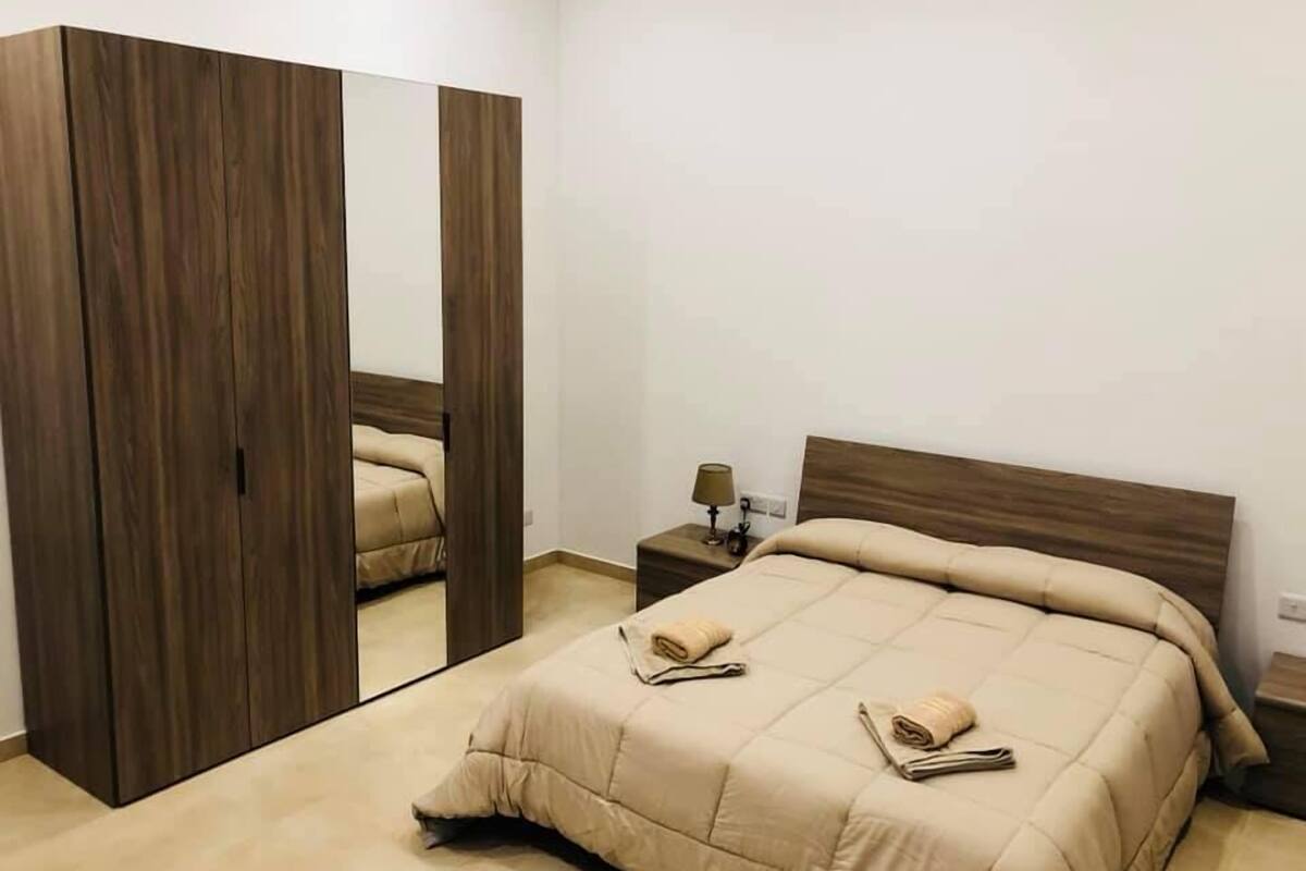 WiFi (free), bed sheets