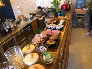 Free daily buffet breakfast  - O' Clock Bed and Breakfast (Sliema)