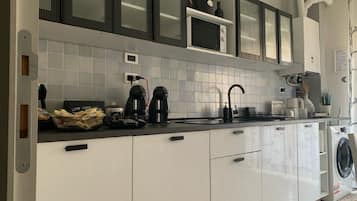 Großer Kühlschrank, Mikrowelle, Ofen, Herdplatte