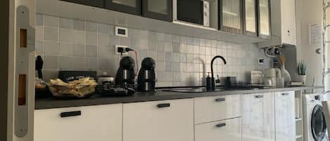 Großer Kühlschrank, Mikrowelle, Ofen, Herdplatte