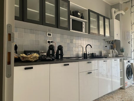 Refrigerador con freezer, microondas, horno, placa de cocina