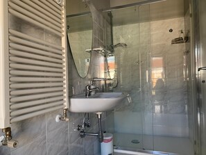 Exclusive Double or Twin Room, 1 Bedroom, Ensuite, Mountain View (Camera Bambu) | Bathroom | Shower, rainfall showerhead, free toiletries, hair dryer - B &B Residence Armonia (Sulmona)