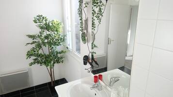 Apartment, Private Bathroom, Harbor View | Bathroom