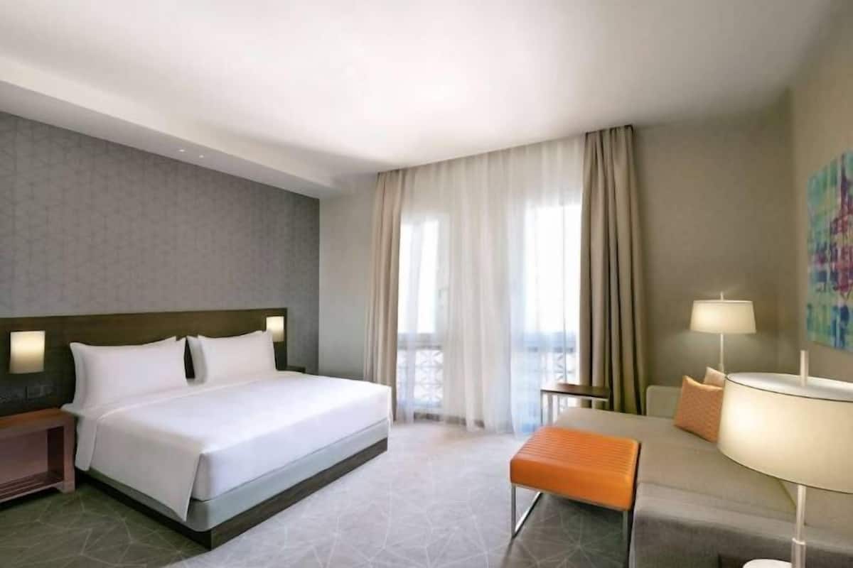 2 bedrooms, premium bedding, pillow-top beds, minibar