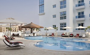 Piscina externa, funciona das 8h às 20h, guarda-sóis
