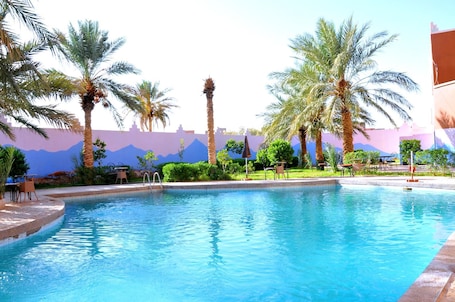 Una piscina al aire libre. Chez Salmi