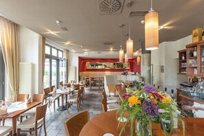 Café da manhã com buffet grátis todos os dias