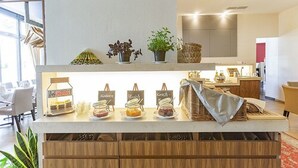Een buffetgedeelte met diverse gerechten en een koffiehoek.