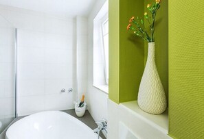 Suíte júnior | Banheiro | Chuveiro, secador de cabelo, chinelos, toalhas de banho