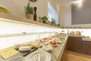 بوفيه فطور مجانًا يوميًا