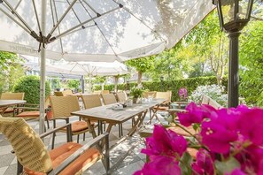 Café da manhã, almoço e jantar; culinária alemã 