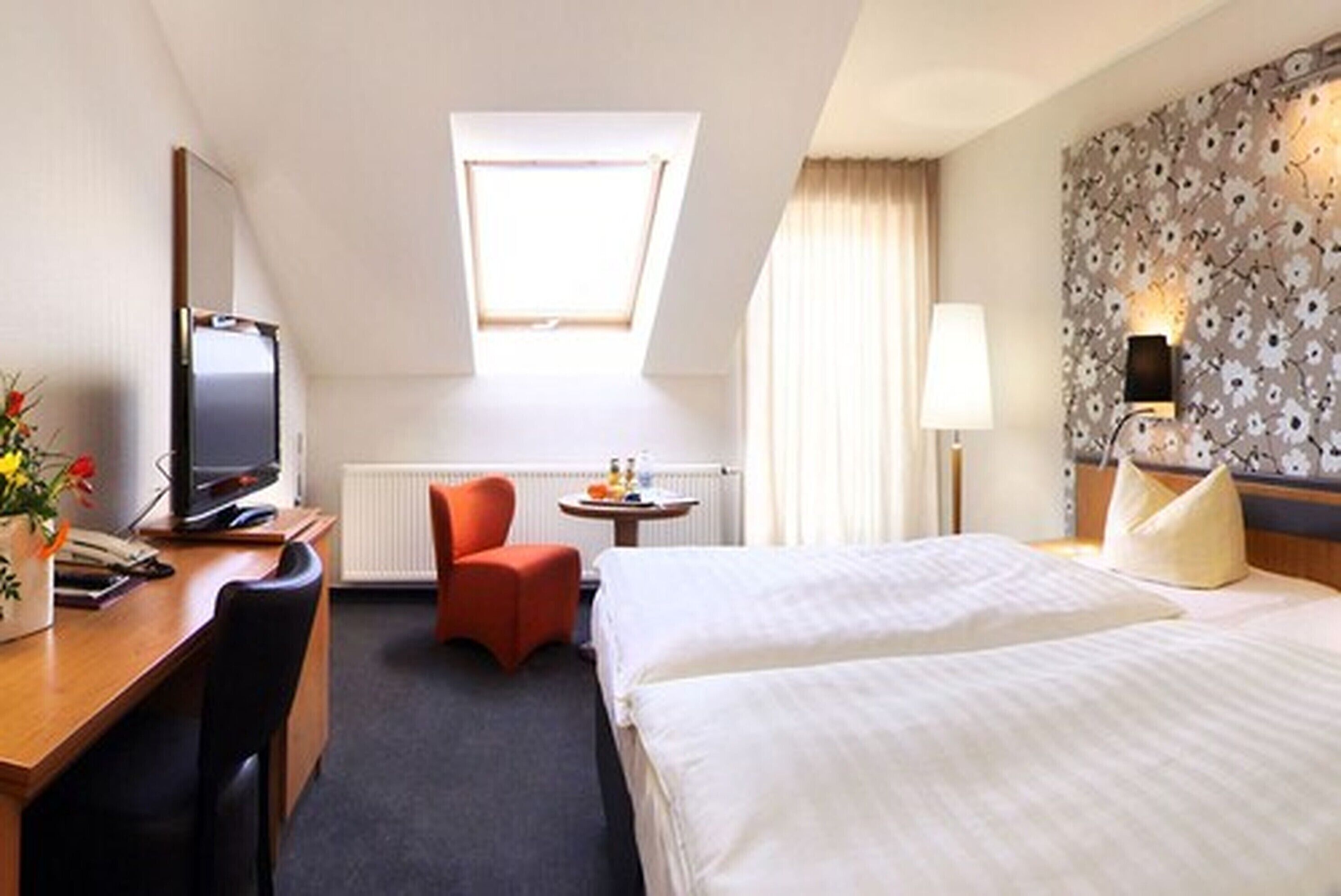 duplex | hypo-allergenic bedding, minibar, desk, blackout curtains