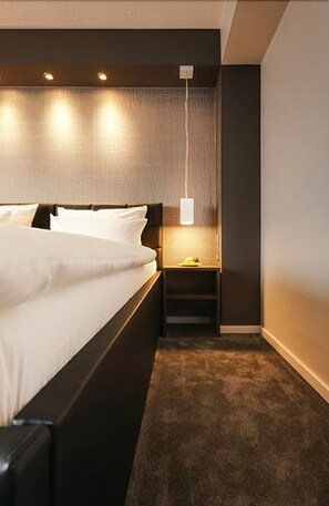 Suite junior | Ropa de cama hipoalergénica, minibar, escritorio y cortinas opacas