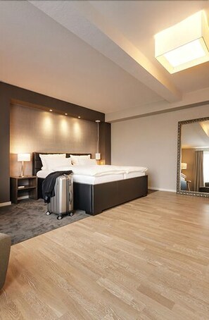 ملاءات للفراش لا تسبب الحساسية وميني بار ومكتب وستائر تعتيم