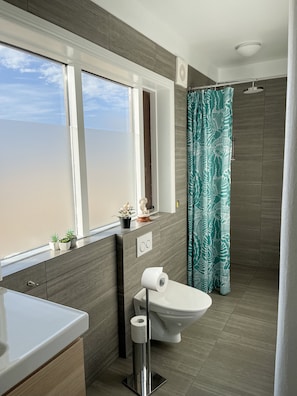 Articles de toilette gratuits, sĂšche-cheveux, serviettes fournies