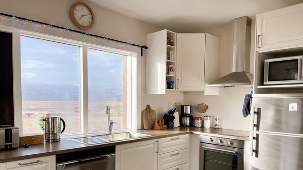 Coffee/tea maker, fridge, microwave, oven - Setberg Guesthouse (Hoffell)