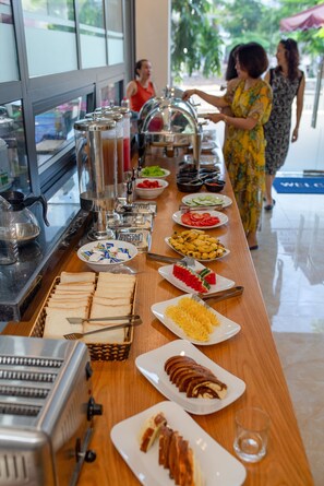 Se ofrece un desayuno bufé todos los días (por un coste adicional)