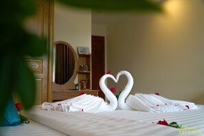 Habitación superior, 1 cama de matrimonio grande | Colchones viscoelásticos, minibar, escritorio