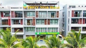 A multi-story hotel with a coffee restaurant on the ground floor. - Thuy Nga Hotel Phu Quoc (Phu Quoc)