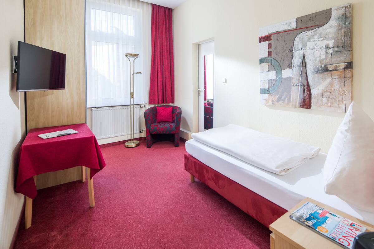Single Room | In-room safe, blackout drapes, WiFi (free), bed sheets