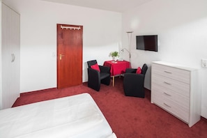 Cofres nos quartos, cortinas blackout, Wi-Fi de cortesia, roupa de cama