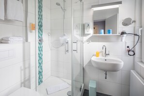 Double Room | Bathroom | Shower, hair dryer, towels, soap - Gästehaus Bakker (Norderney)