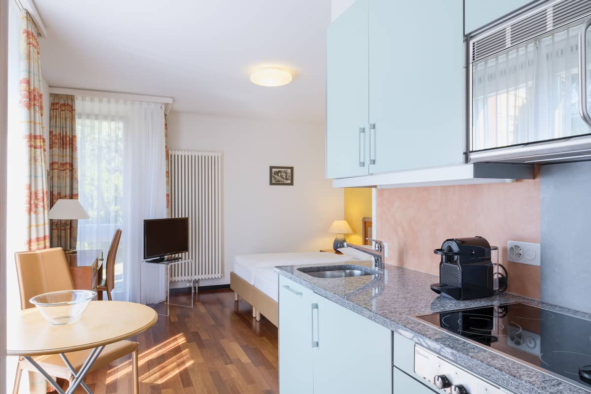 Studio Tiêu chuẩn, 2 giường đơn | Bếp nhỏ riêng | Dụng cụ pha espresso, dụng cụ pha cà phê/trà, bếp nấu, ấm điện