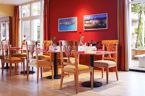 Daily continental breakfast (CHF 19 per person)