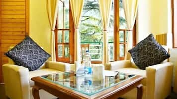 Super Deluxe Room | Living area | Flat-screen TV