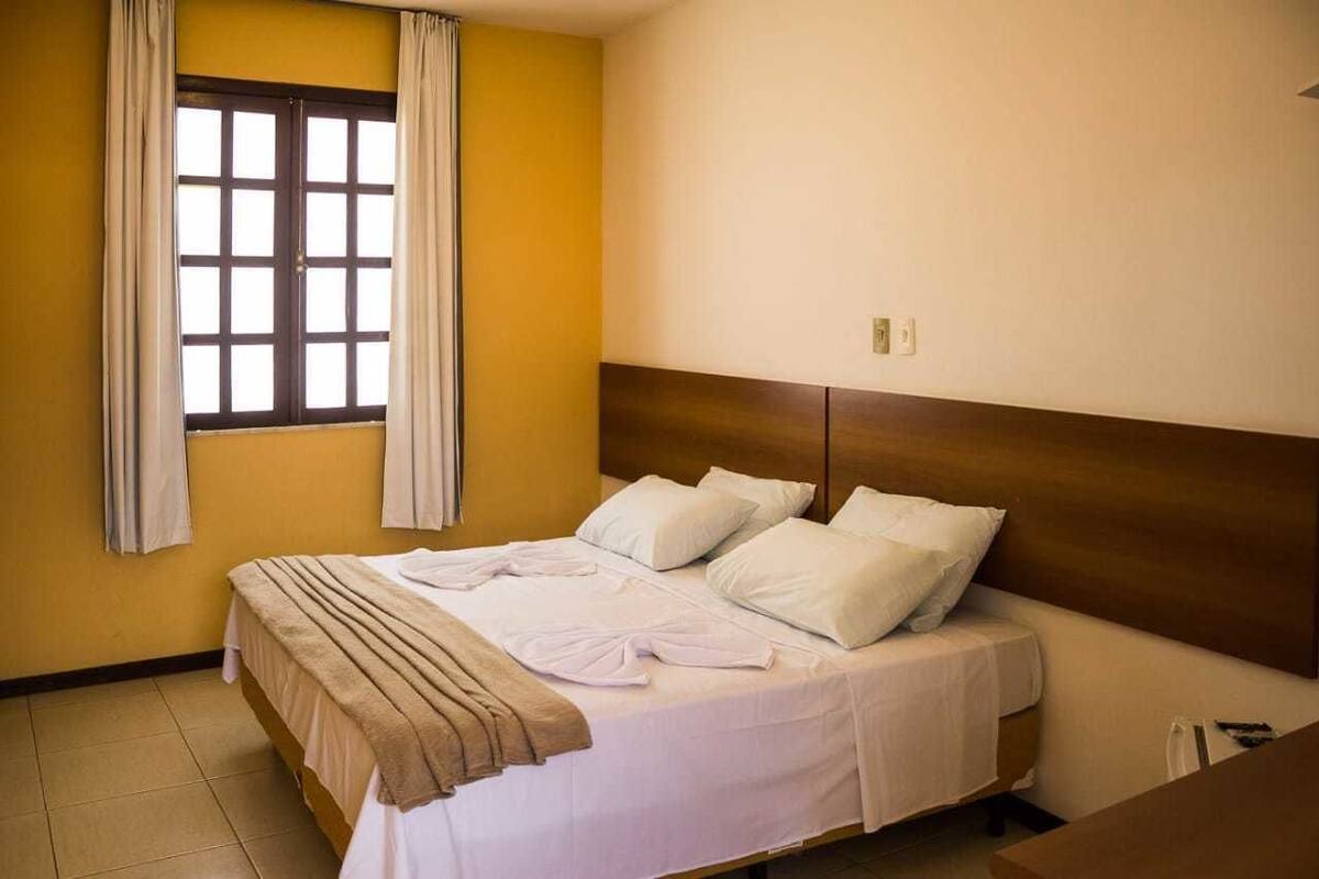 Quarto casal | Frigobar, escrivaninha, cortinas blackout, ferros/tábuas de passar roupa
