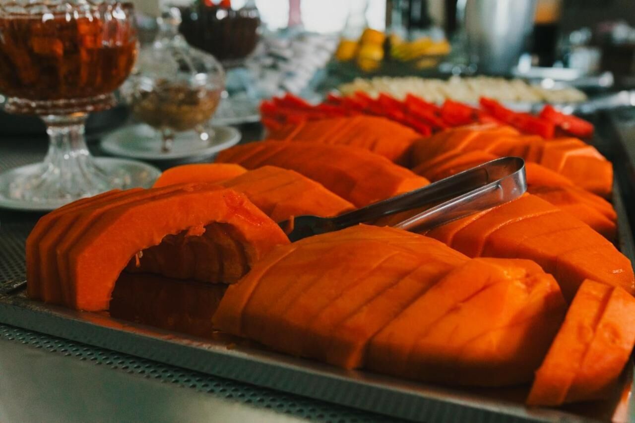 A tray of sliced mangoes on a table.